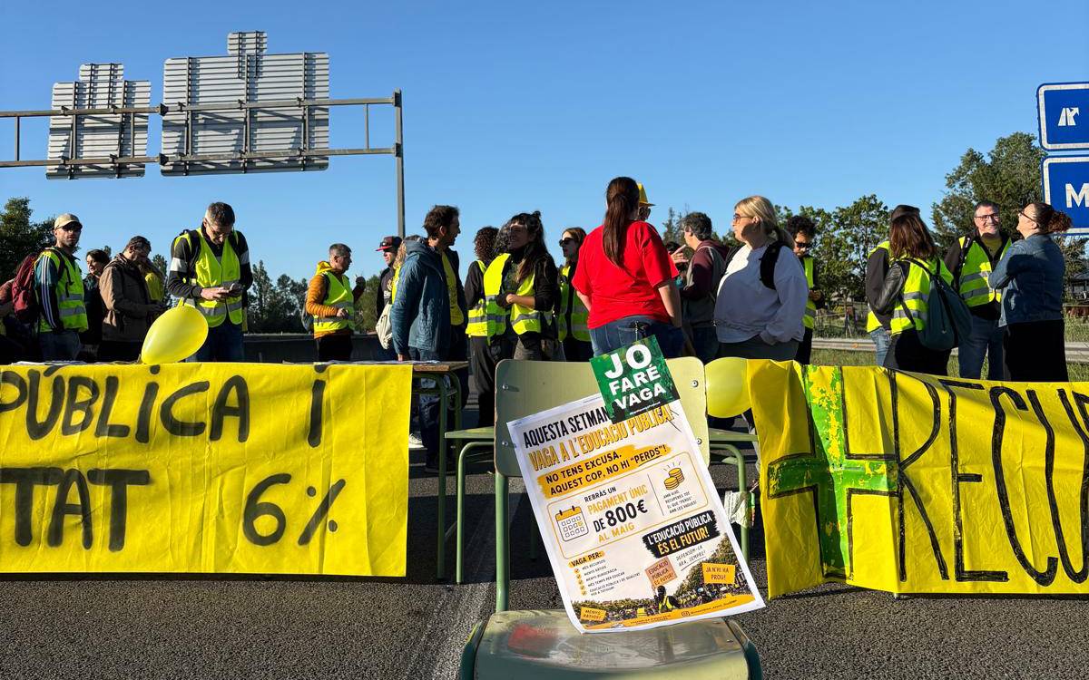 Vaga d'educació: mestres i docents d'Osona tallen la C-17 a Malla