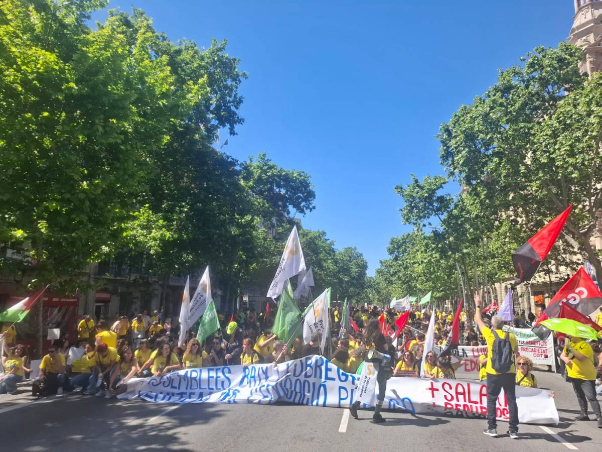 La columna de docents de Plaça d'Espanya ja col·lapsa la Gran Via: «S'acosta la revolta»