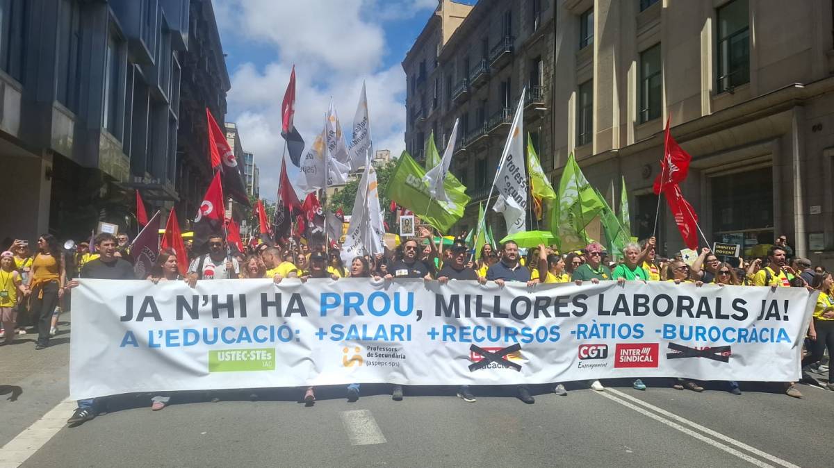 Arrenca la manifestació unitària de la vaga educativa
