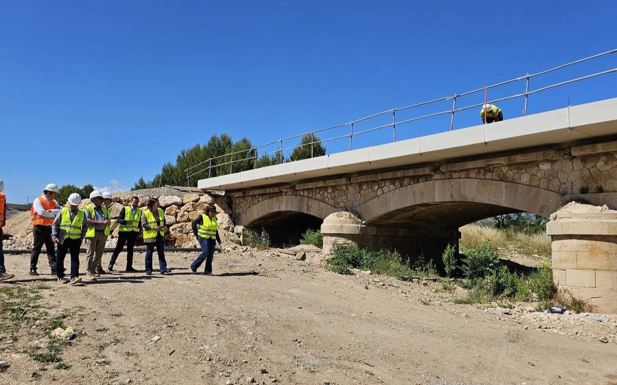 Avancen les obres de millora de la T-324 amb l’eixamplament del pont sobre el riu Sec
