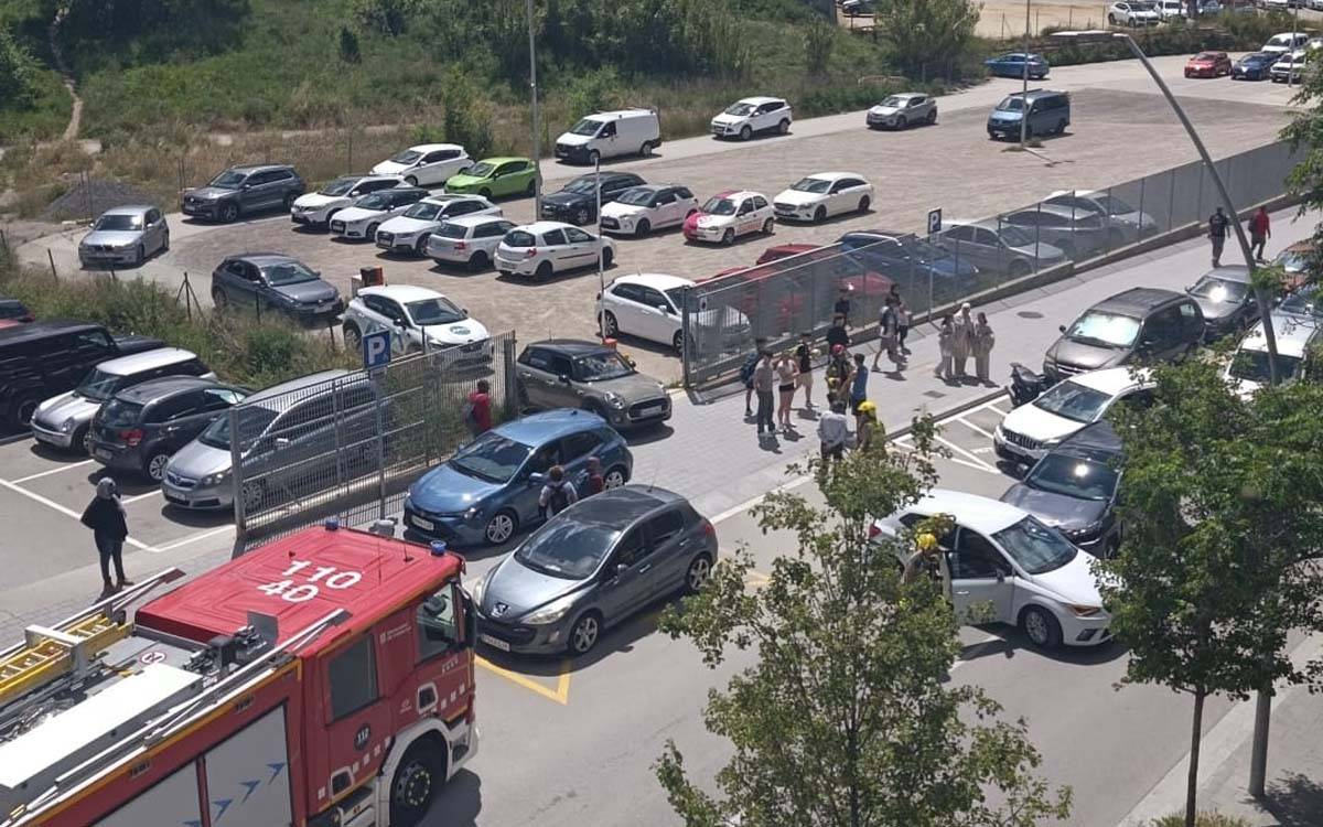 Xoc entre dos cotxes a la via Sant Ignasi: un conductor rescatat i trànsit desviat