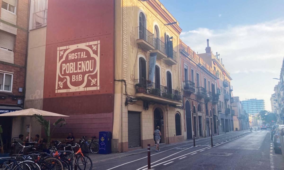 Explota una bombona de butà en un edifici residencial de Barcelona