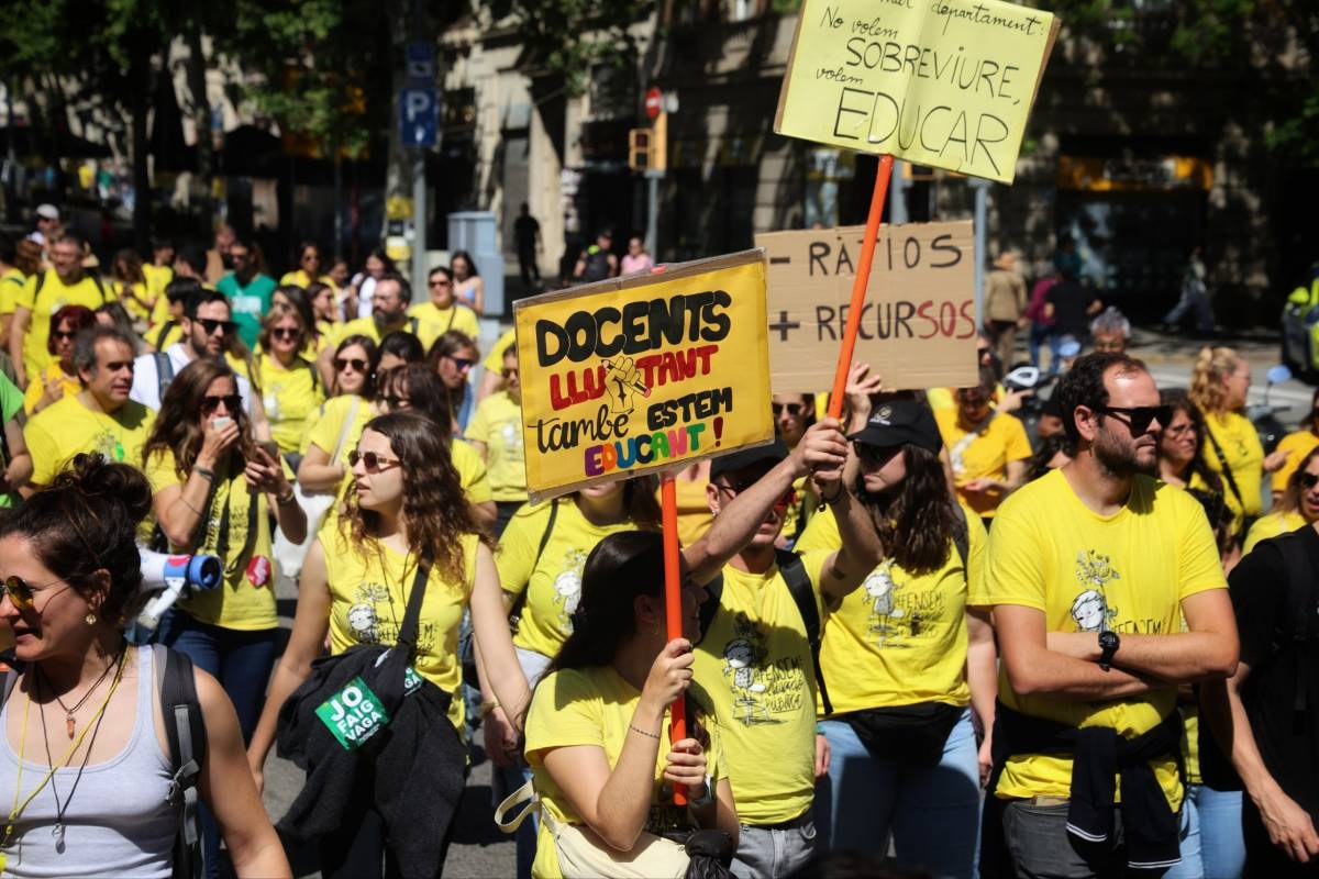 La «marea groga» desborda Barcelona en una nova mostra de força: «Menys policia, més educació»