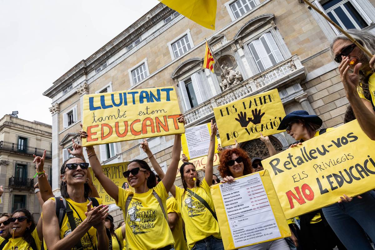La «marea groga» desborda Barcelona en una nova mostra de força: «Menys policia, més educació»