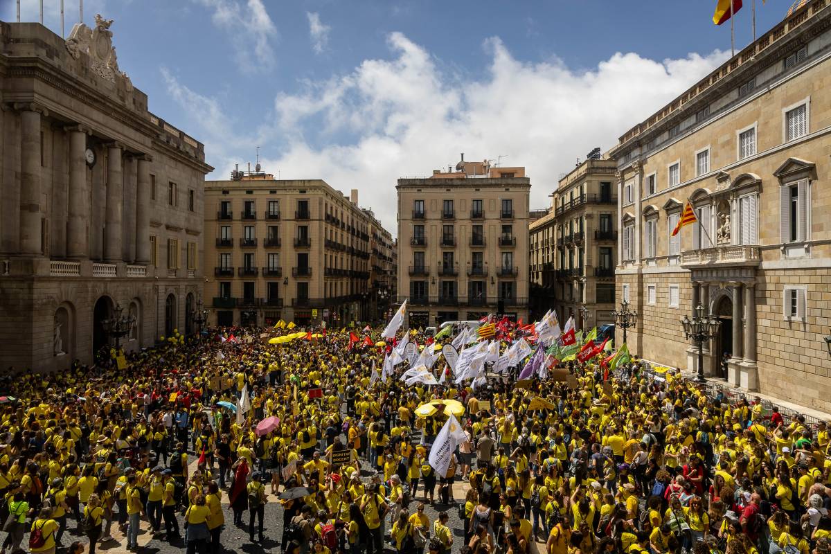 Imatge de la manifestació educativa d'aquest dimarts que ha omplert el centre de Barcelona - Hugo Fernández