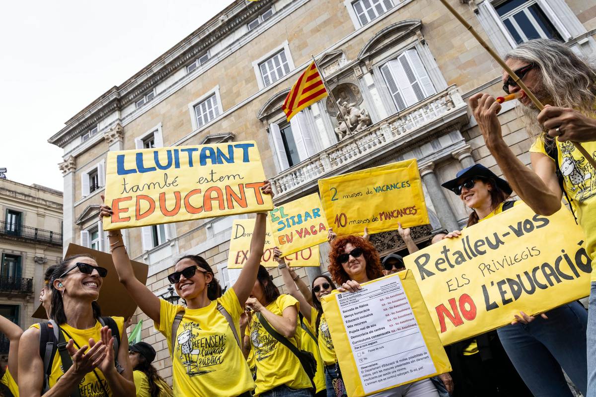 La «marea groga» desborda Barcelona en una nova mostra de força: «Menys policia, més educació»