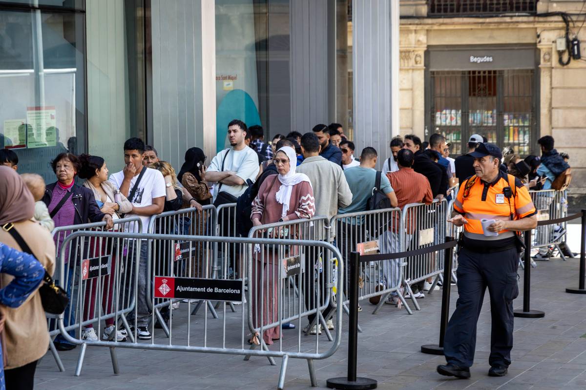 Els migrants «estan més sans» però van més a urgències que els nascuts a l'Estat, segons Sanitat