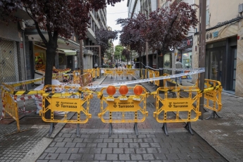 Tallen el carrer de Gutenberg per un forat a la vorera