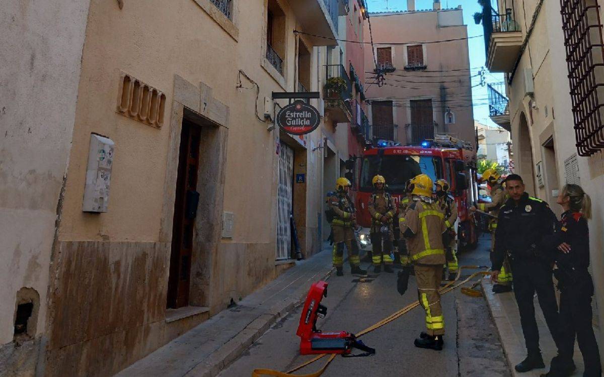 Un home pateix ferides greus en un incendi a casa seva a Torredembarra