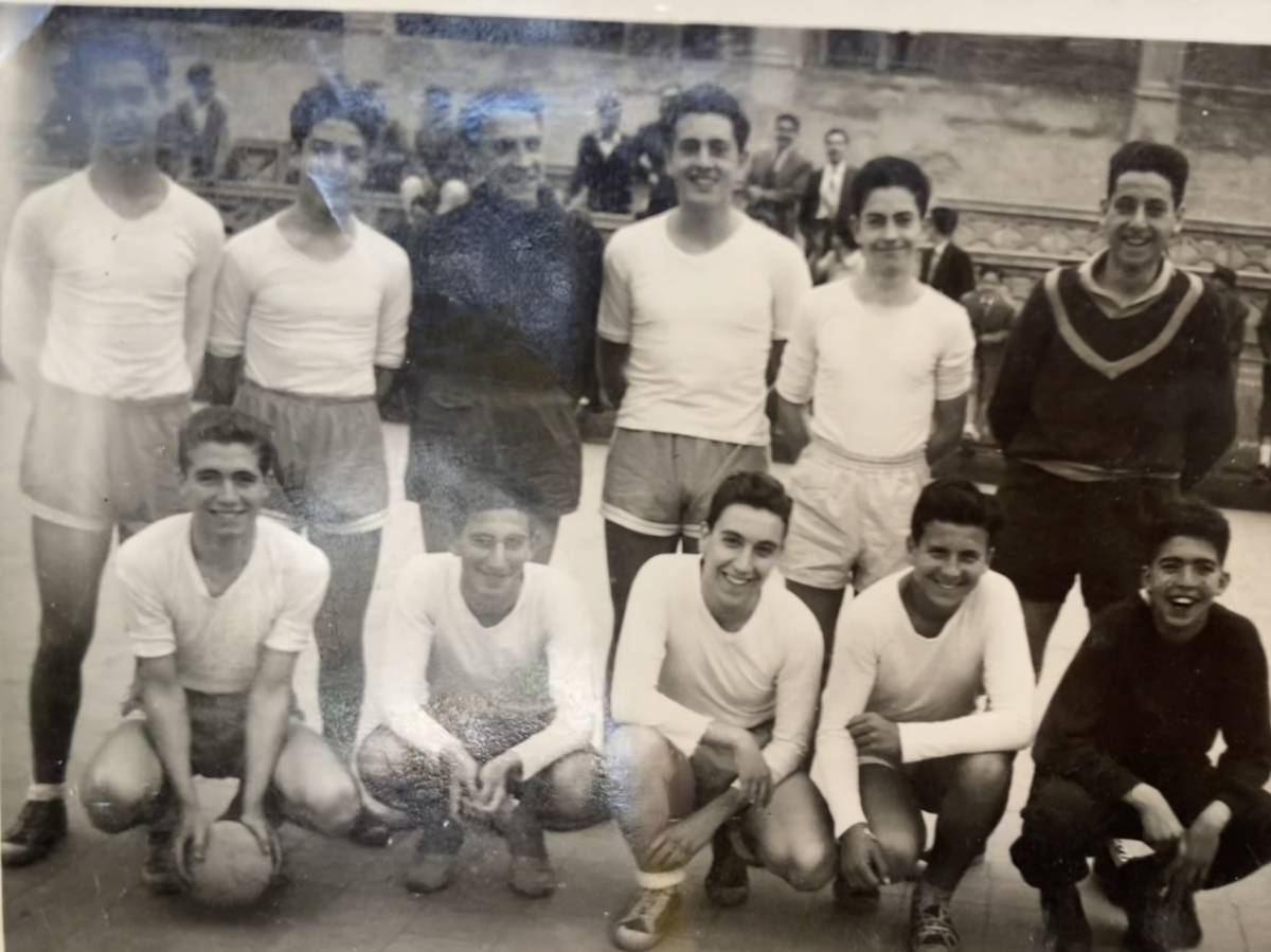 L`Antoni Coret, quart a la fila superior, en el campionat escolar amb els Escolapis