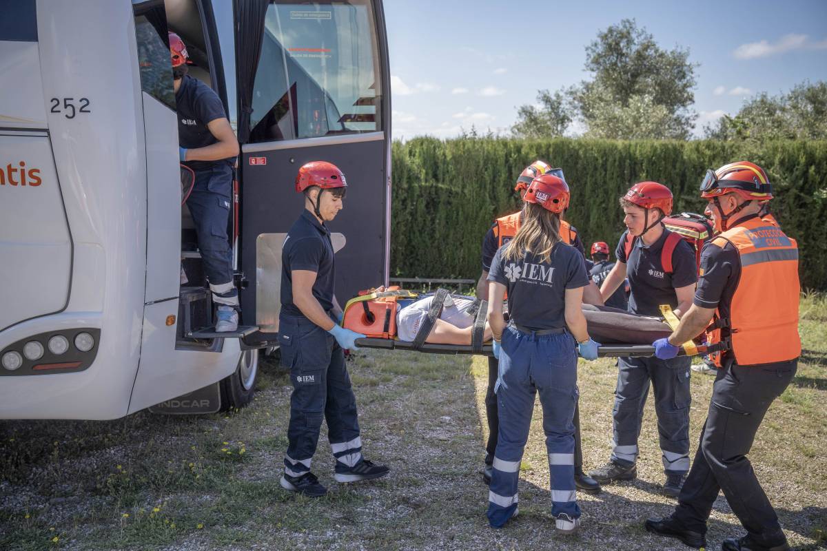 Un incendi forestal (simulat) ha convertit el pavelló de Can Jofresa en un centre d'acollida