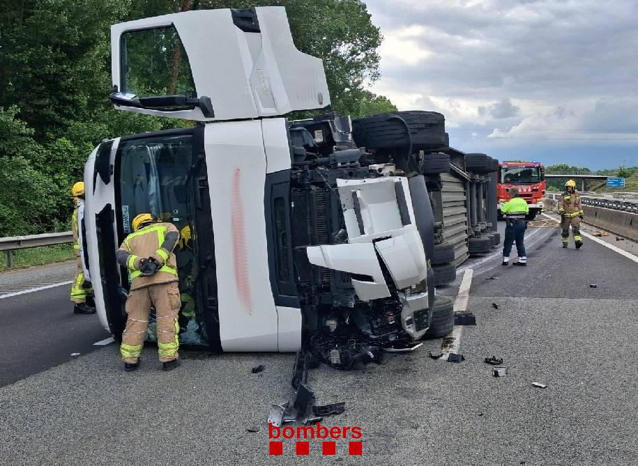 Ensurt a l’AP-7 entre Sant Celoni i Fogars per un camió bolcat