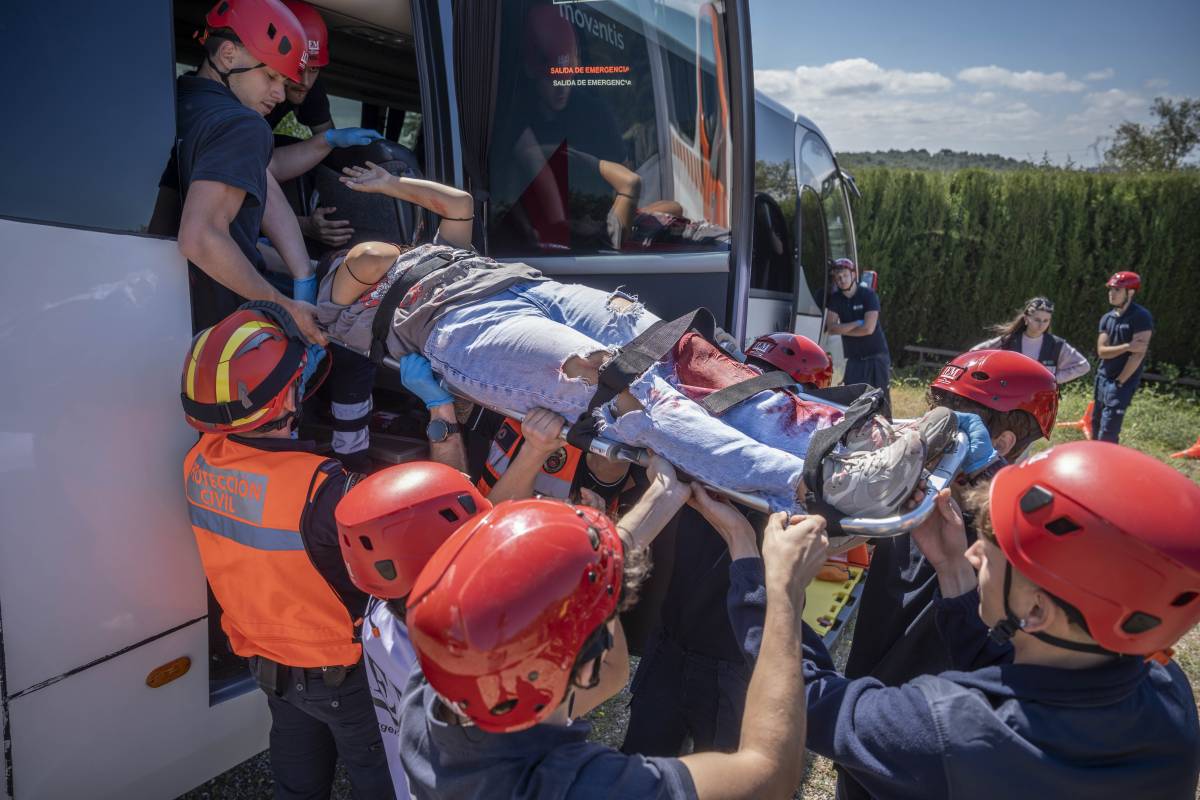 FOTOS | Incendi forestal i accident d'autocar amb ferits: comença del simulacre