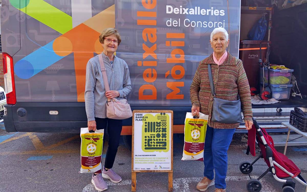 Les deixalleries mòbils reparteixen més de 300 sacs de compost durant una setmana
