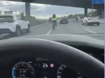 VÍDEO | Graven un ciclista circulant en plena C-58 pel carril del mig
