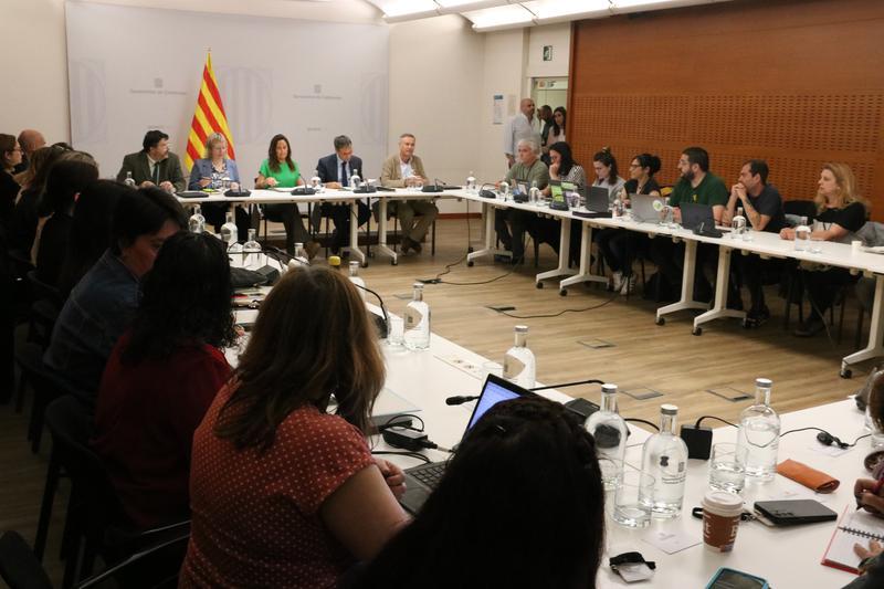 La tercera reunió entre sindicats i Educació s'encalla i tensa de nou el pols