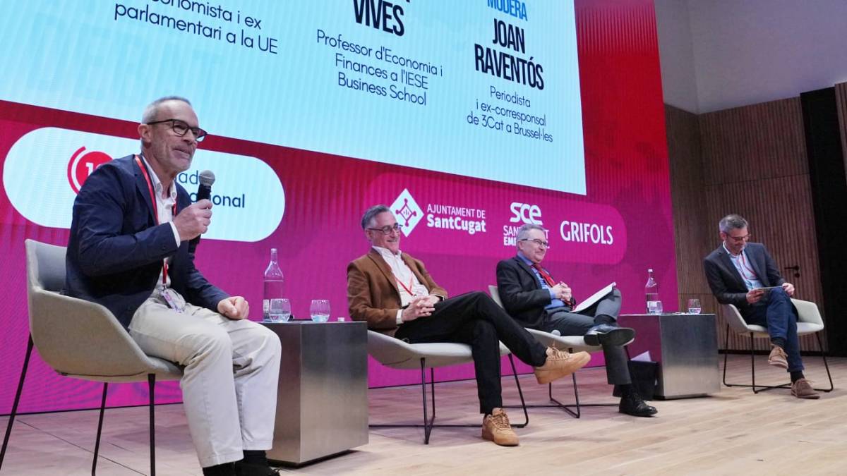 Pere Amat pren la paraula en el debat central de la 10a Jornada Internacional de la Cambra de Comerç de Terrassa - Nebridi Aróztegui Pere Amat pren la paraula en el debat central de la 10a Jornada Internacional de la Cambra de Comerç de Terrassa