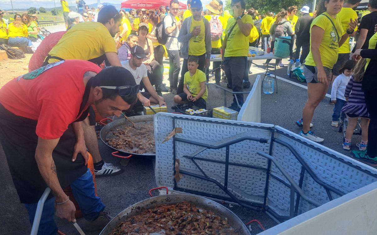Els mestres preparen les paelles a la C-16 - Pere Fontanals