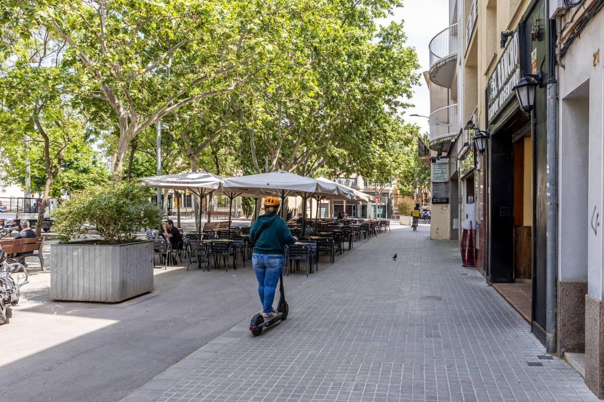 Veïns de la Creu Alta alerten del pas recurrent de vehicles en un carrer pacificat i reclamen més seguretat