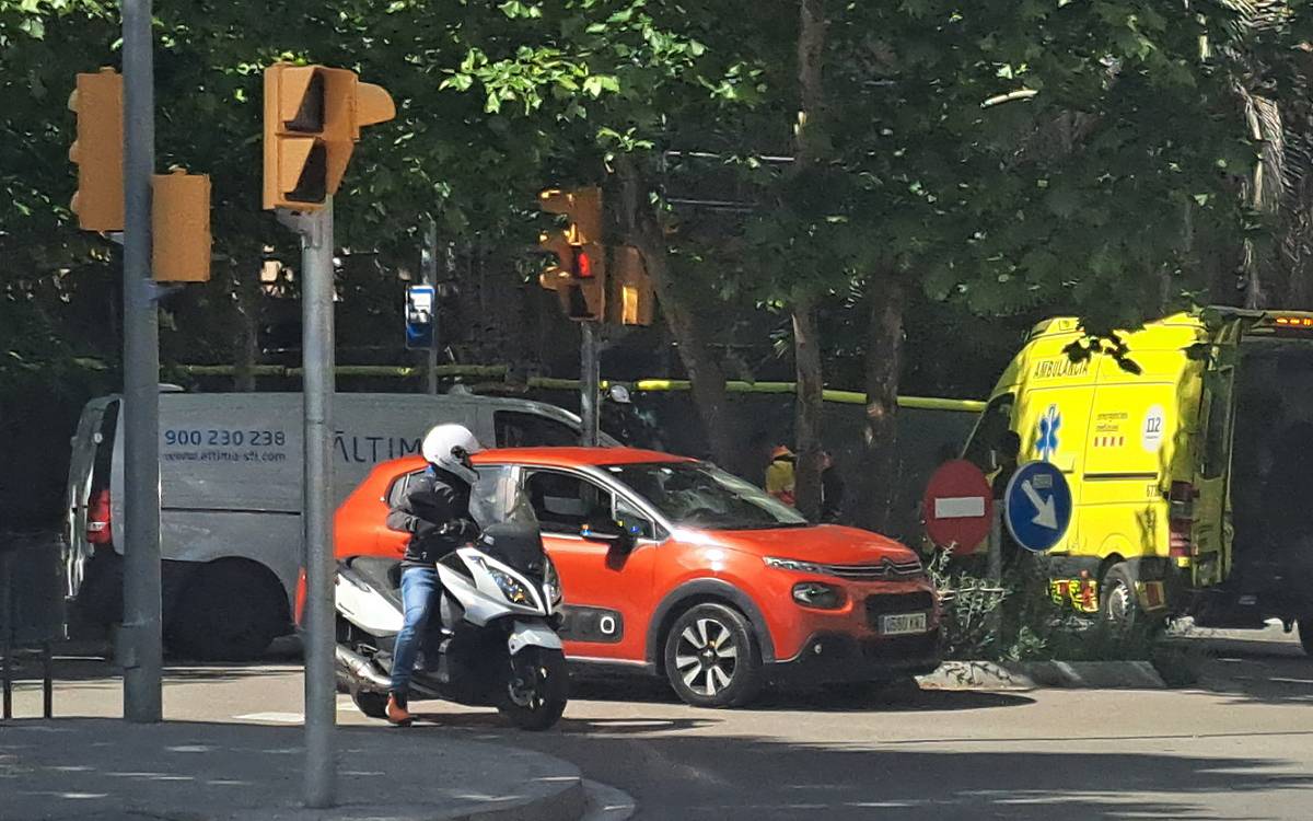 Un cotxe funerari alarma els vianants després d'un atropellament davant les piscines de Manresa