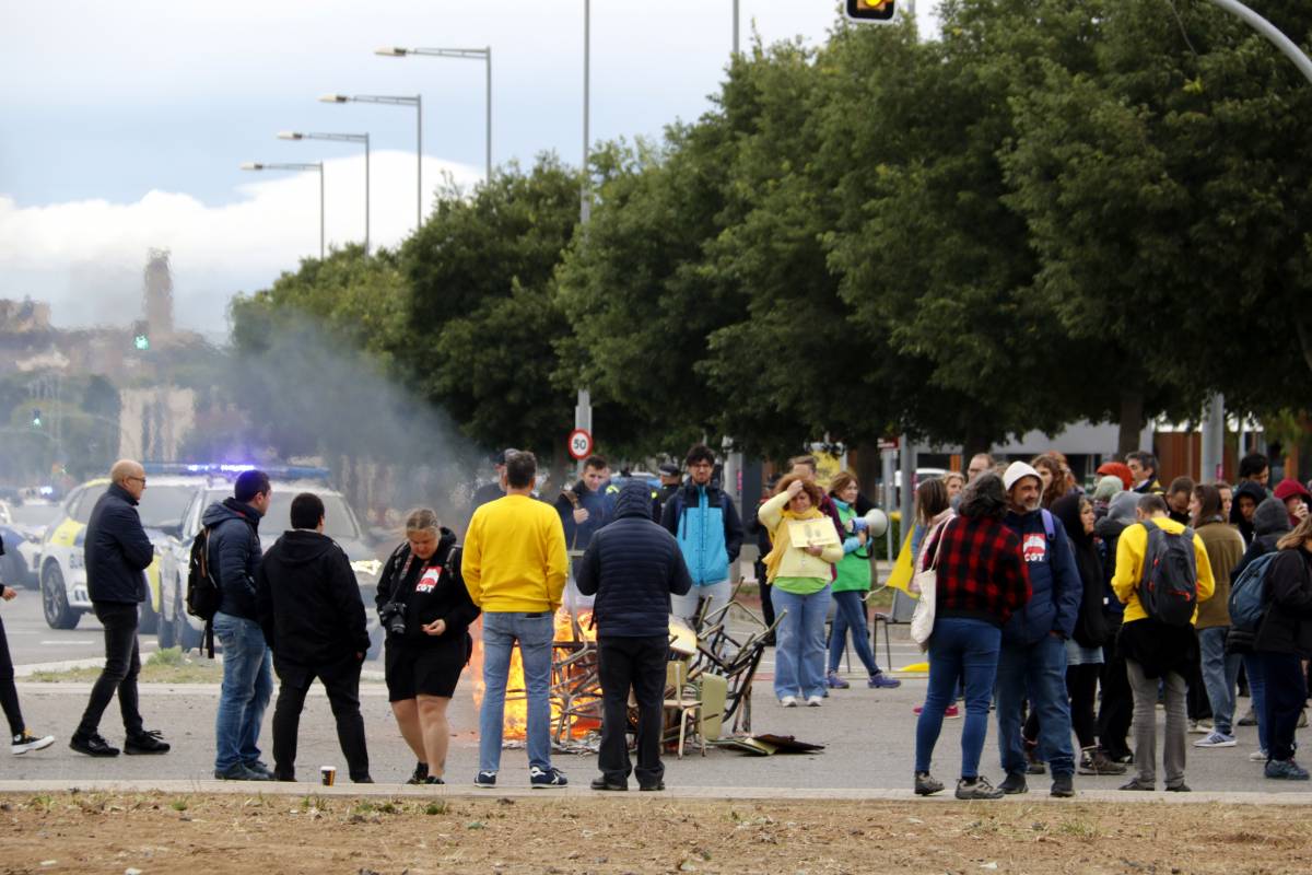 Els docents tallen l'N-240 a Lleida en una nova jornada de vaga