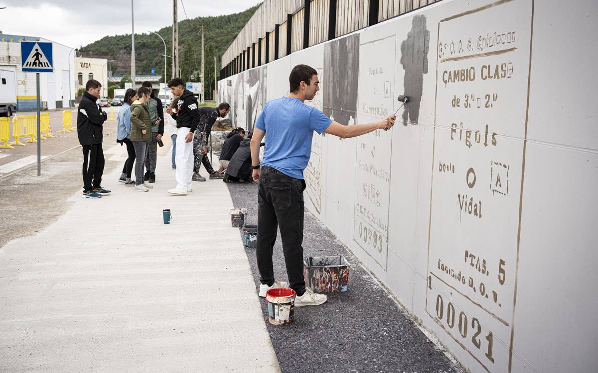 Joves d'El Carrilet participen en pintar un mural gegant sobre el passat ferroviari de Balsareny