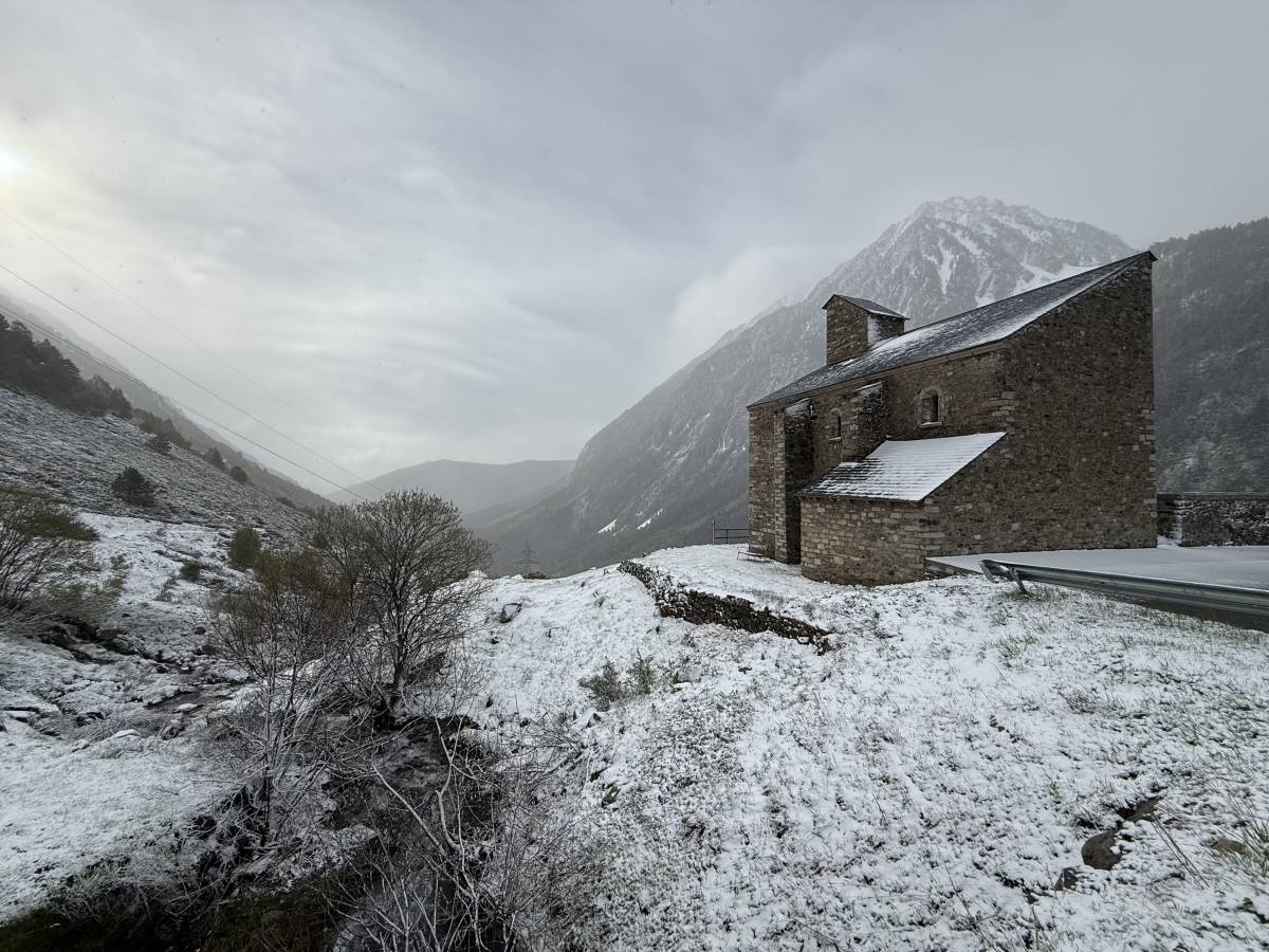 La neu es torna a deixar veure al Pirineu