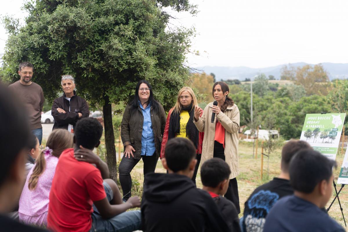 Un centenar d’arbres nous al Poblenou gràcies a una jornada participativa amb infants