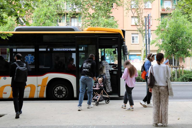 La pròrroga de les concessions del bus interurbà «oblida» l'atenció en català
