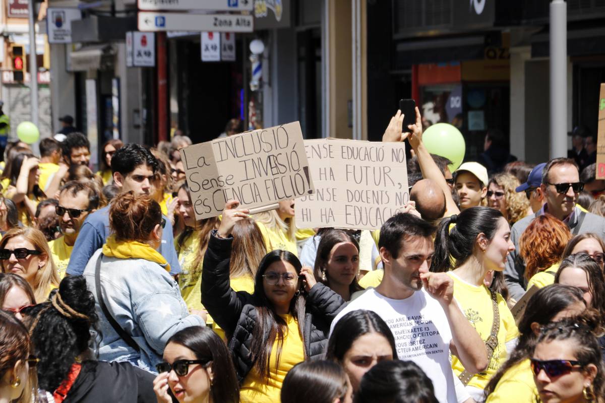 Milers de docents es tornen a manifestar a Lleida en la quarta jornada de vaga 