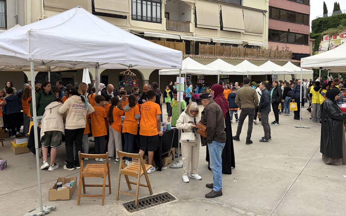 Les cooperatives escolars omplen el mercat de Puigmercadal amb productes fets pels alumnes