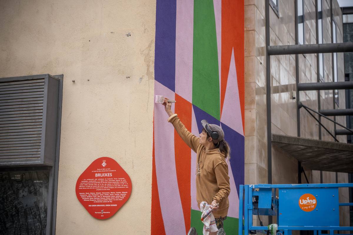 L'artista, pintant el mural aquest divendres - Nebridi Aróztegui