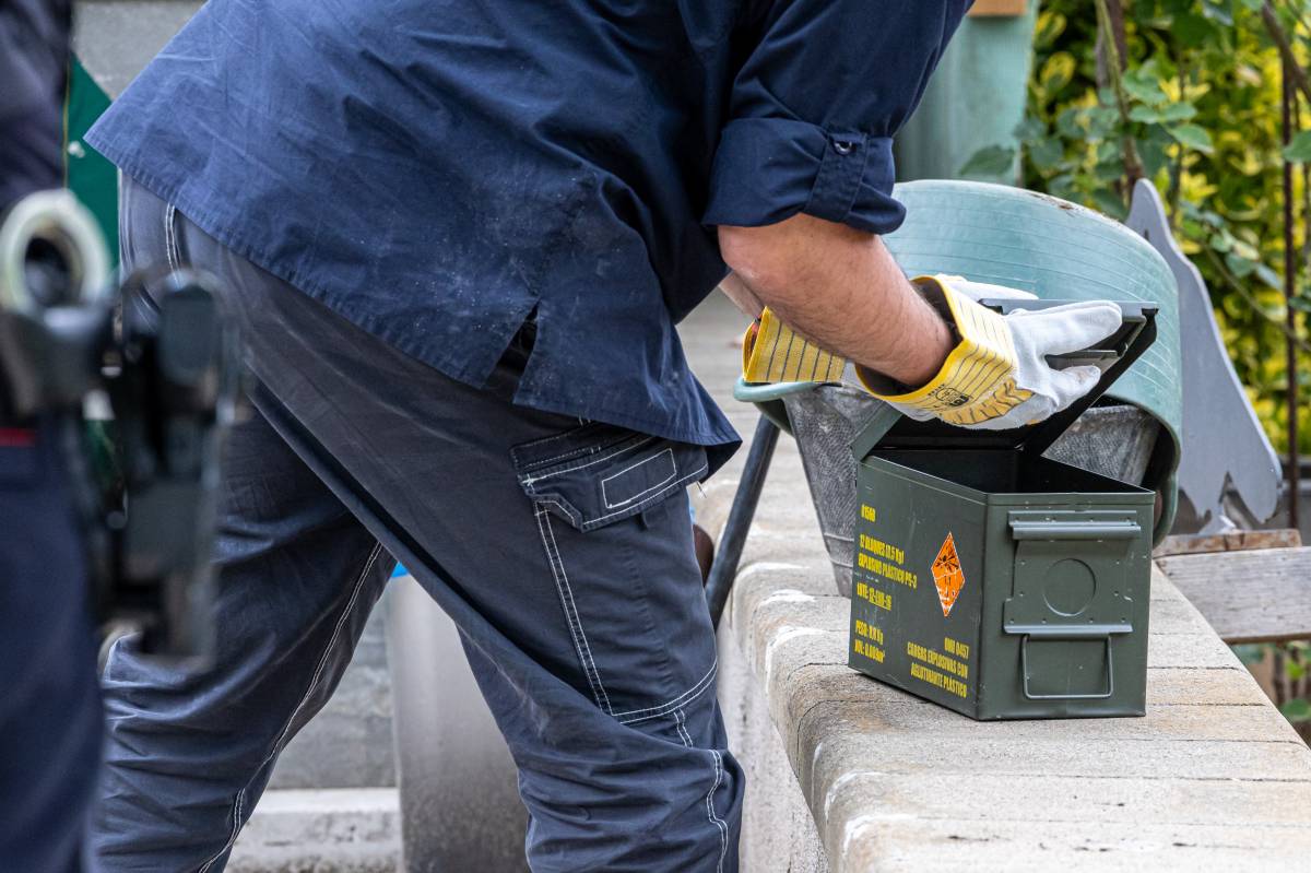 Agents dels Mossos han retirat el projectil - Juanma Peláez Agents dels Mossos han retirat el projectil