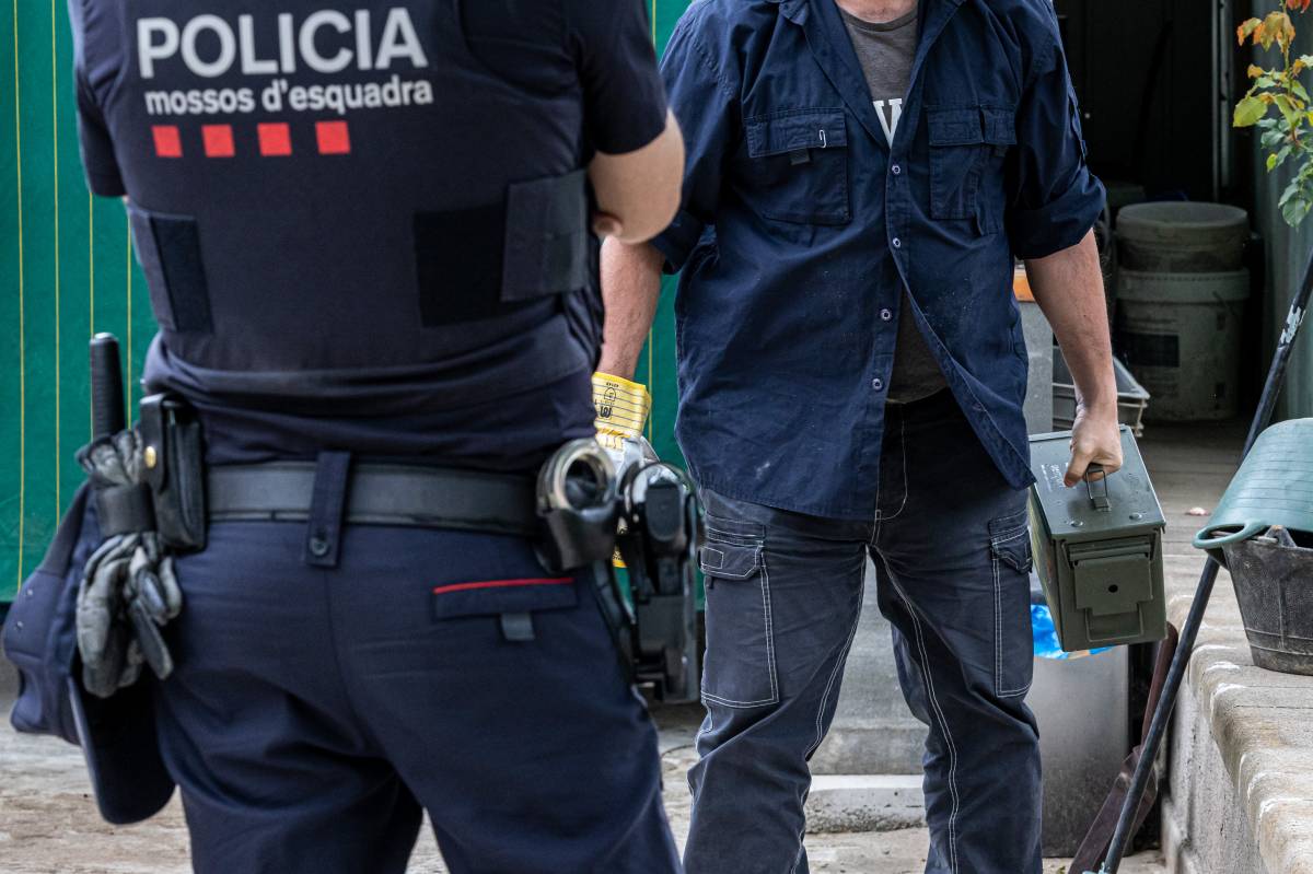 Agents dels Mossos han retirat el projectil - Juanma Peláez Agents dels Mossos han retirat el projectil