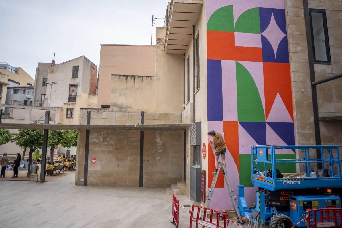 Creació de l'obra a una façana de la plaça de la Torre del Palau - Nebridi Aróztegui