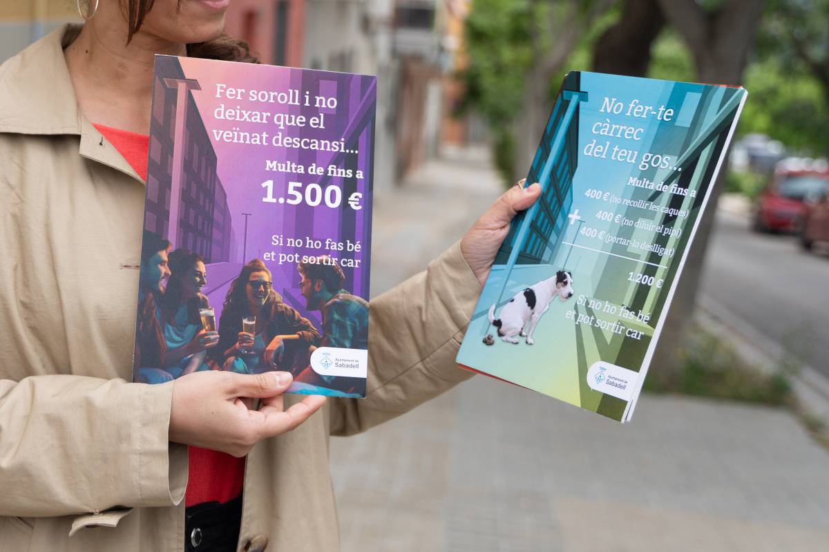 Farrés mostra els tríptics que faran arribar als veïns de Sabadell