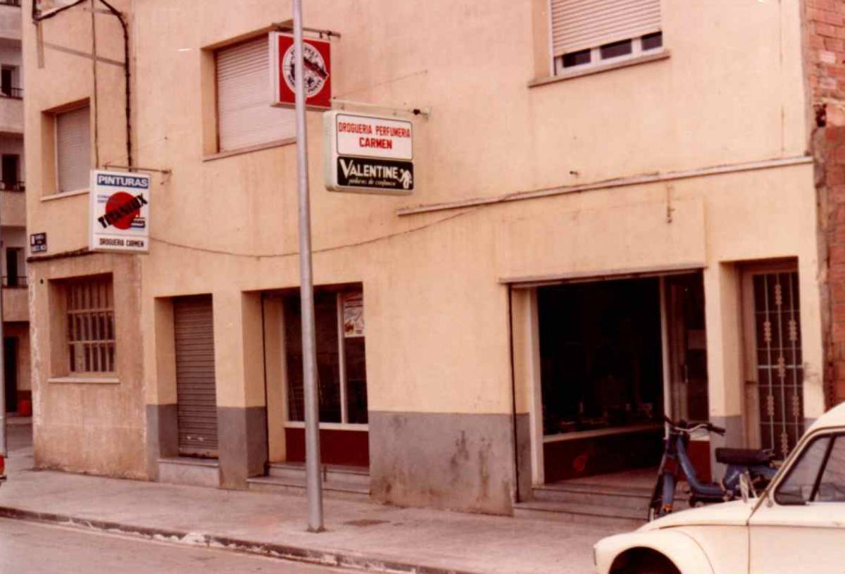 Imatge històrica de la façana de l'establiment - ARXIU FAMILIAR