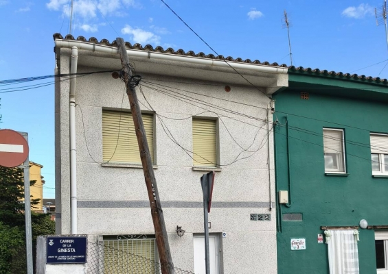 Un incident al barri de Les Fonts deixa un pal de telefonia sobre la façana d'un habitatge