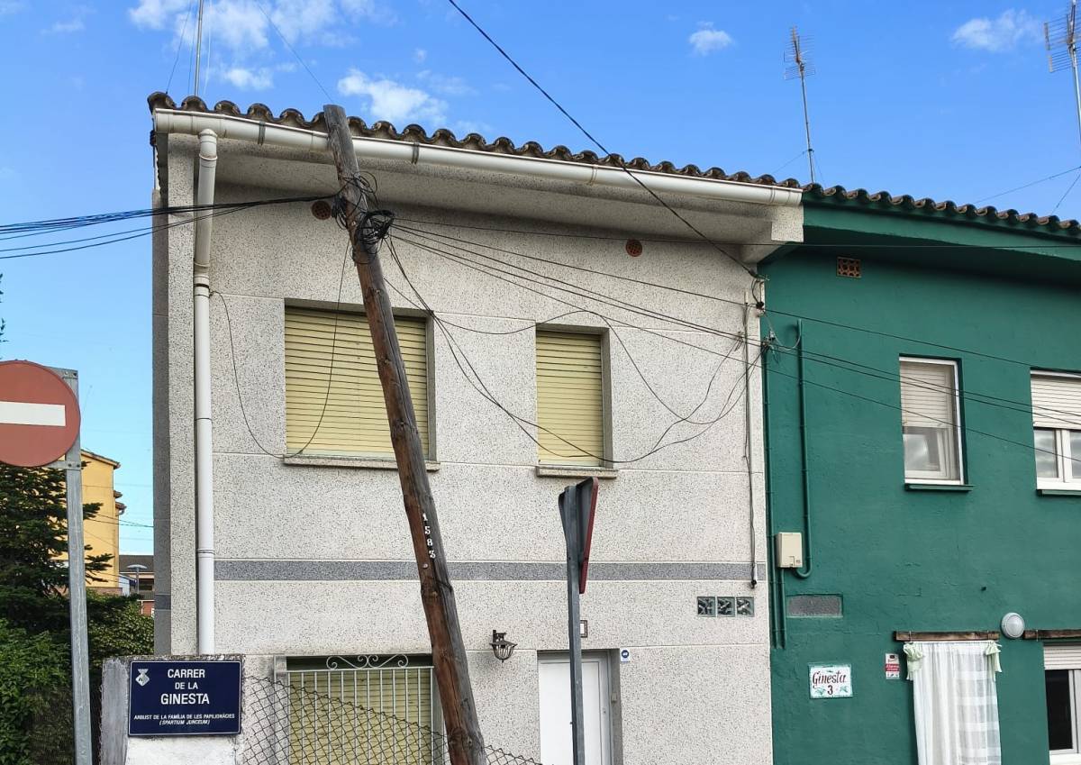 Un incident al barri de Les Fonts deixa un pal de telefonia sobre la façana d'un habitatge
