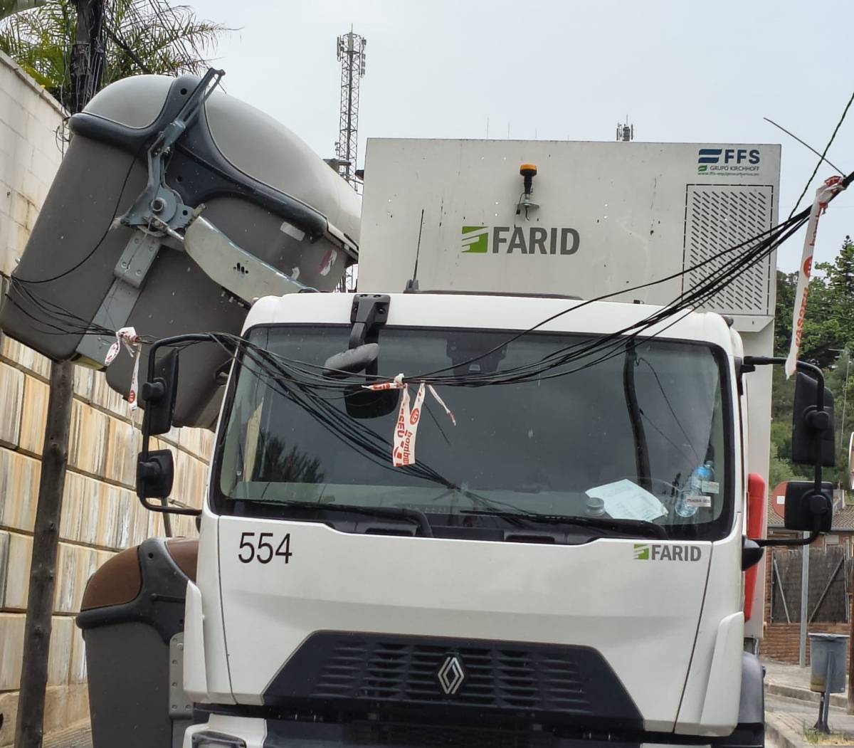 Un contenidor va quedar enredat amb els cables de telefonia quan s’estava retirant - Un contenidor va quedar enredat amb els cables de telefonia quan s’estava retirant