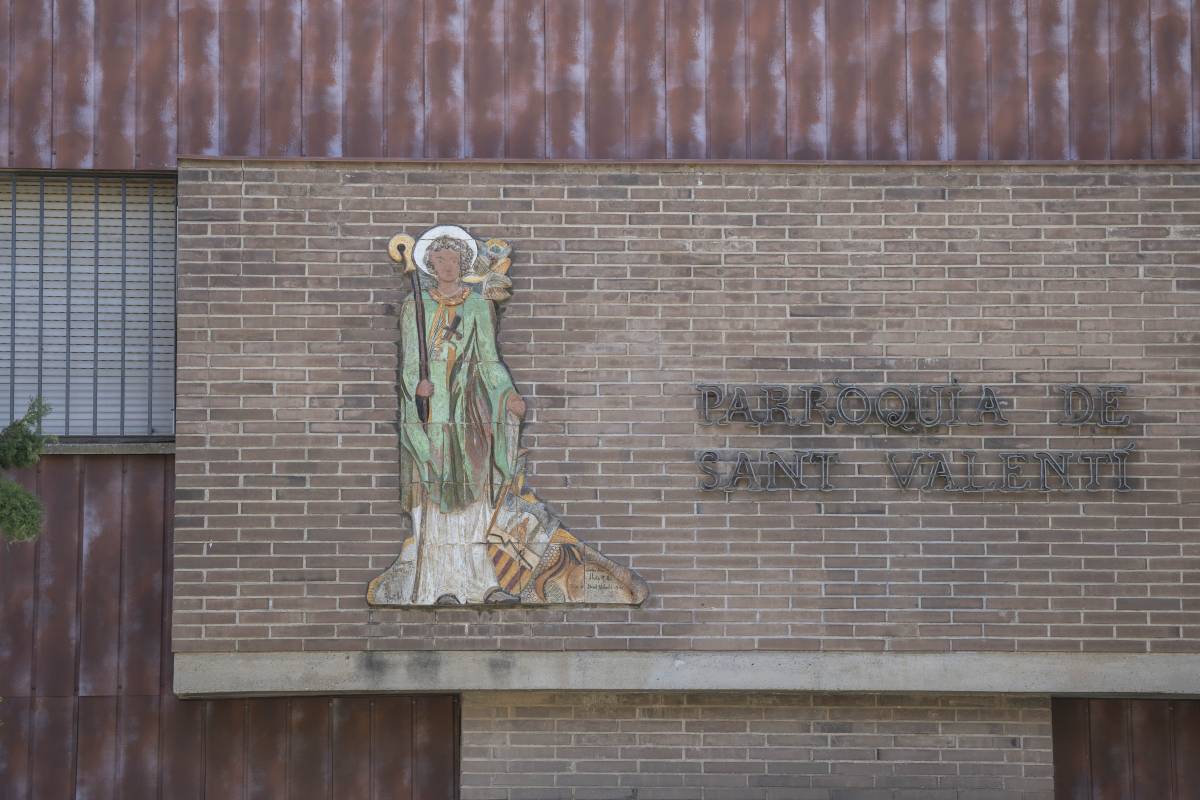 Aquest plafó de ceràmica dedicat a Sant Valentí es va inaugurar el 14 de febrer de 1999 - ALBERTO TALLÓN Aquest plafó de ceràmica dedicat a Sant Valentí es va inaugurar el 14 de febrer de 1999