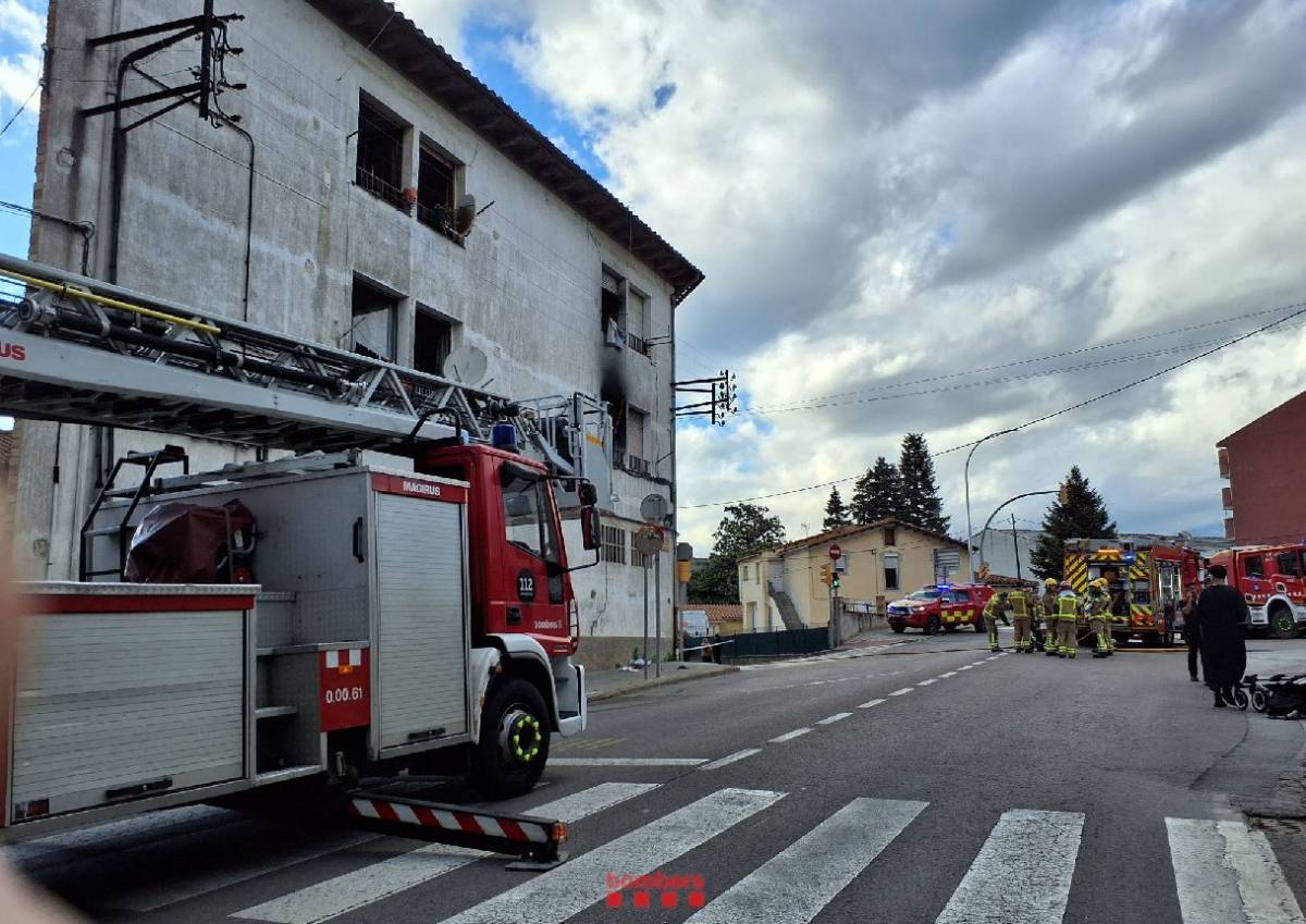 Catorze persones ferides en un incendi d'un edifici a Roda de Ter