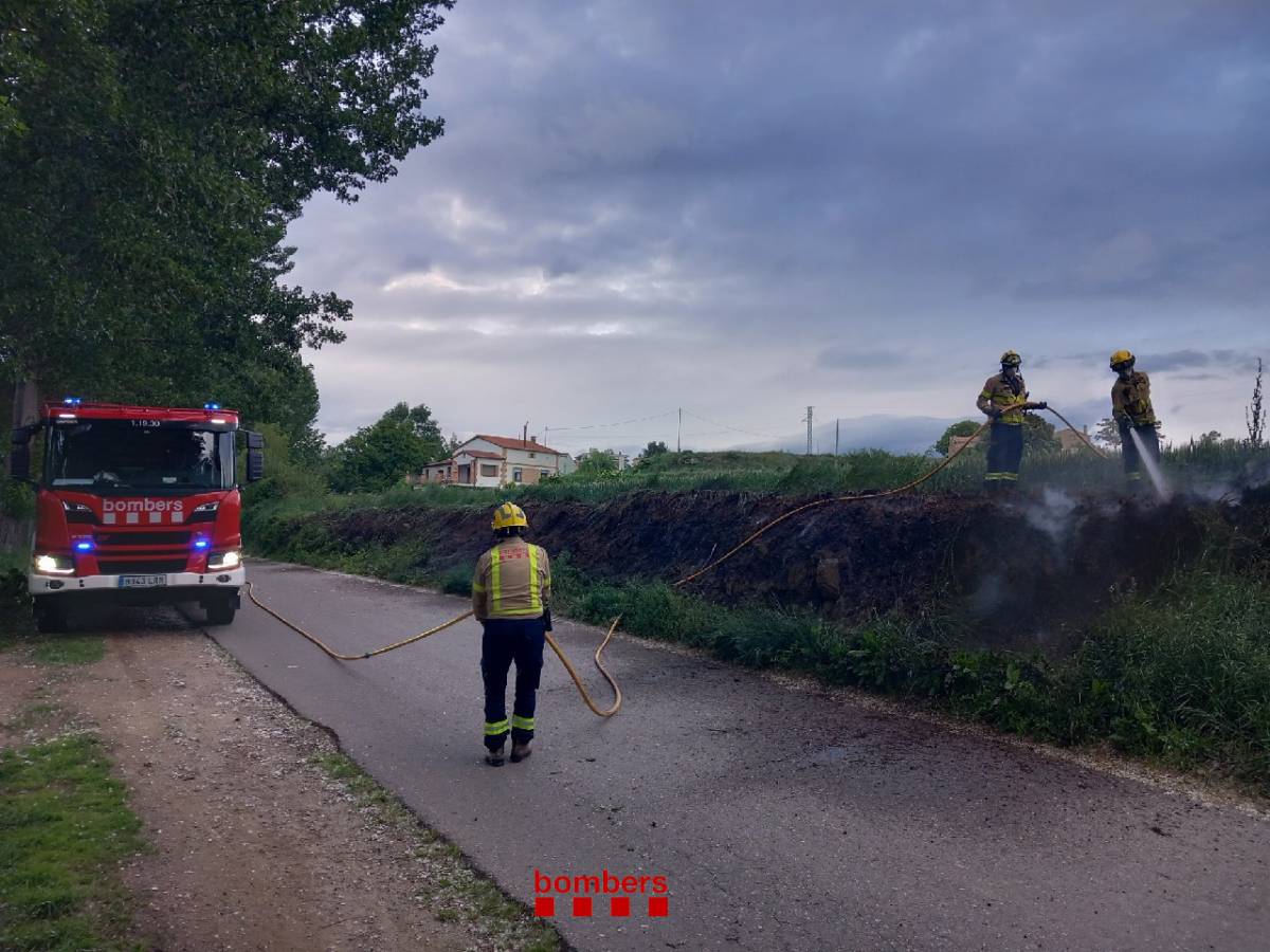 Controlat un incendi de vegetació a la vora de la depuradora de Solsona