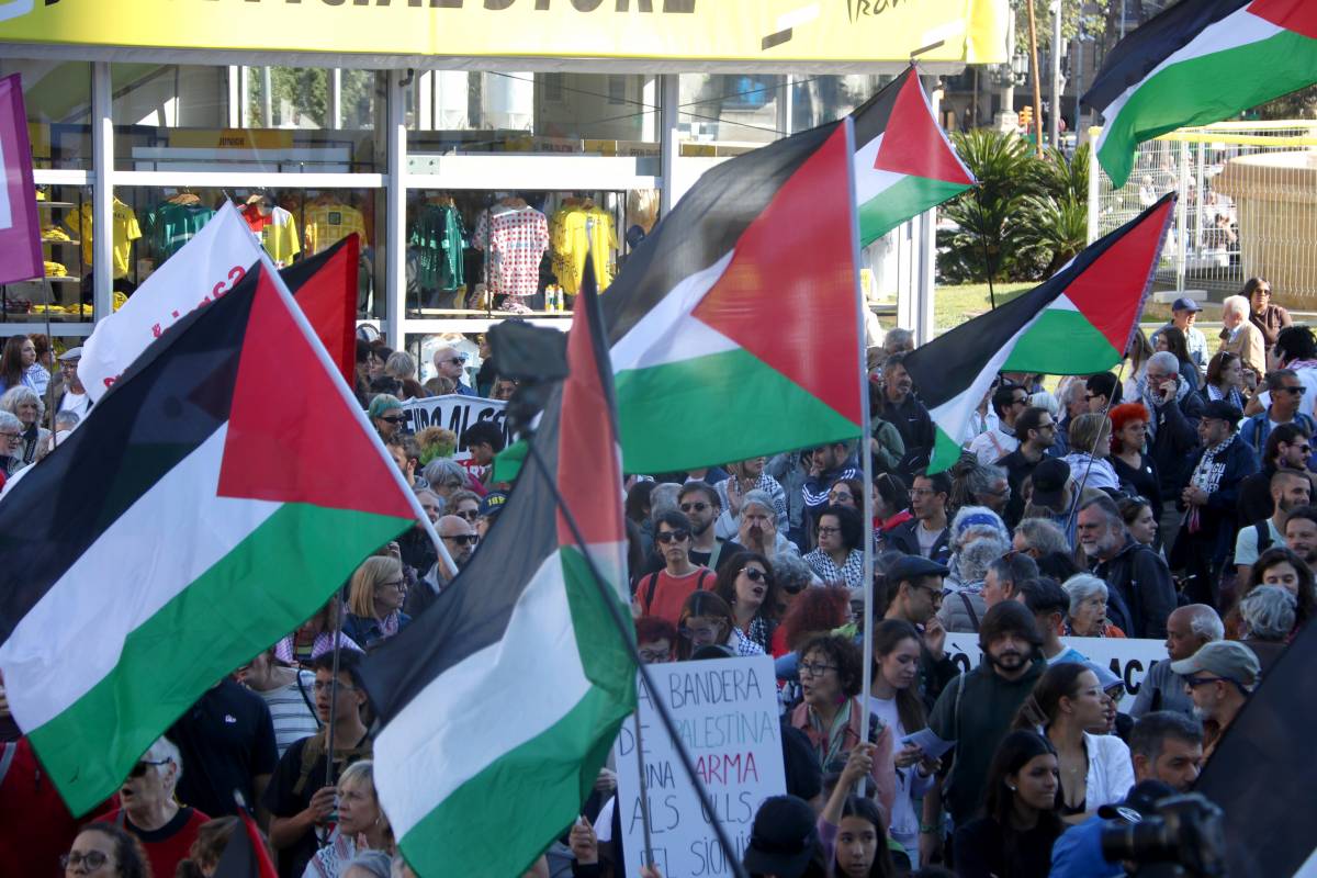 Milers de persones es manifesten per la llibertat de Palestina a Barcelona