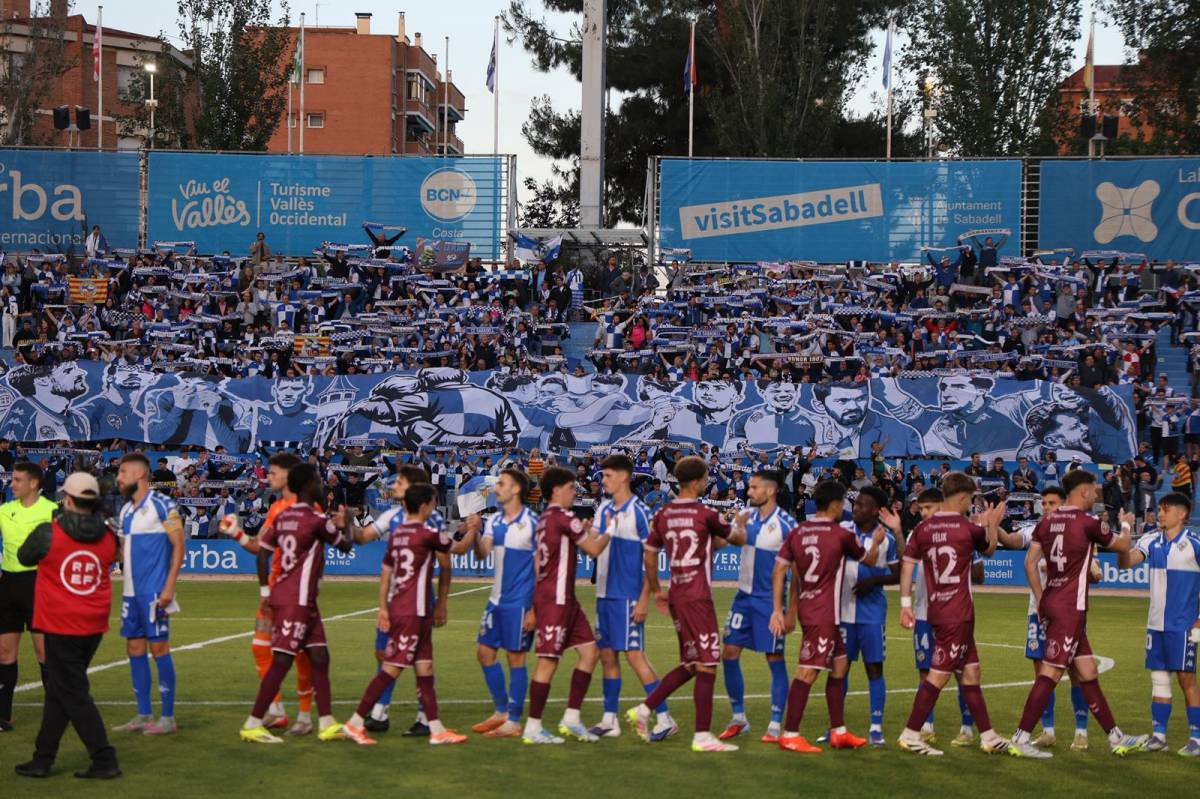 Així ha rebut l`afició l`equip a la sortida al camp