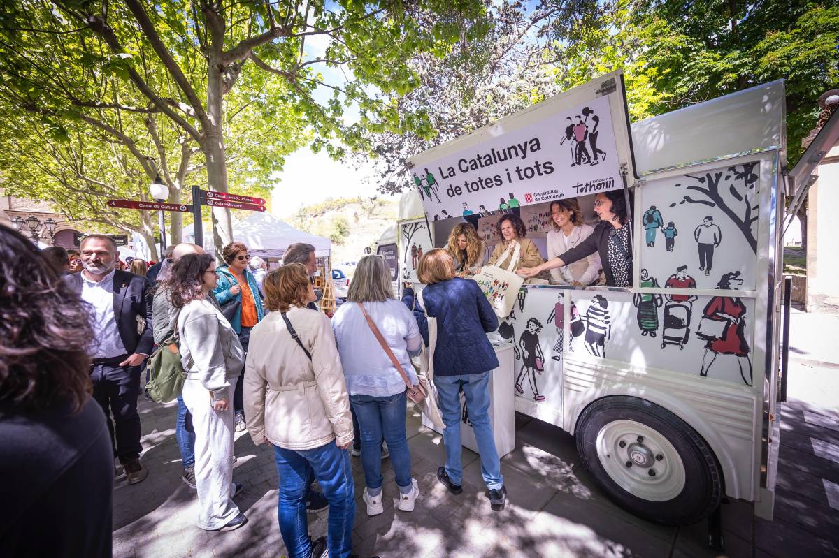 Un instant del pas de la infotruck del Pla de Govern per Solsona, amb la consellera Hernández - Un instant del pas de la infotruck del Pla de Govern per Solsona, amb la consellera Hernández
