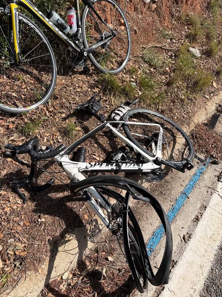 Un xoc frontal entre un ciclista i un turisme deixa una persona ferida
