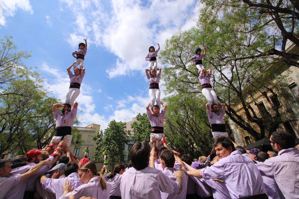 Dos castells de gamma alta pels Minyons a Sant Boi de Llobregat