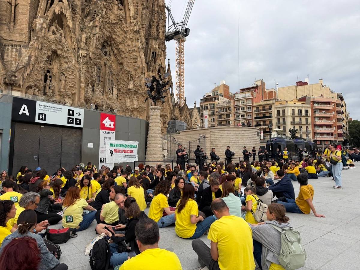 Els docents bloquegen l'accés a la Sagrada Família en una nova jornada de vaga a Barcelona