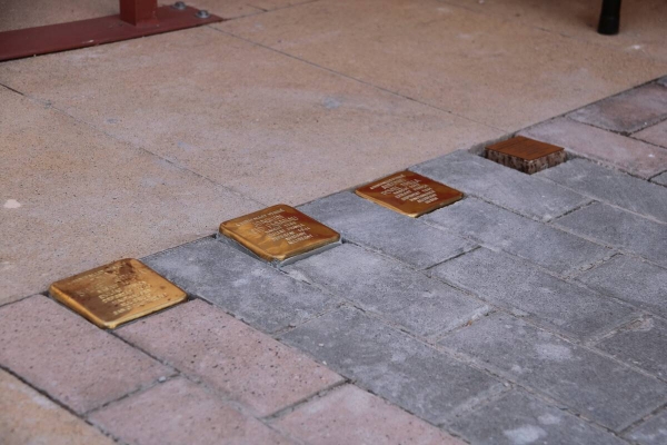 Benifallet recorda els veïns deportats als camps nazis amb tres llambordes Stolpersteine